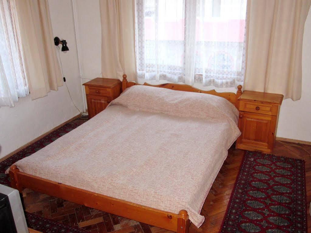 Guest Rooms Metaksinovi Tsjepelare Buitenkant foto